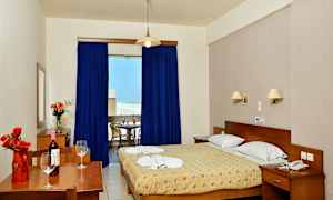 Hotellrum med dubbelsäng och skrivbord med blomarrangemang. (AI-genererad text)