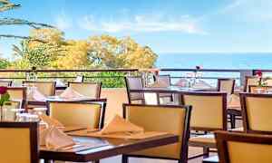 Dekorerad terrass med havsutsikt. (AI-genererad text)