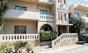 Byggnad med ingång till Agapi Resort. (AI-genererad text)