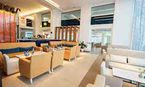 Hotellobby med sittgrupper, bord och modern inredning. (AI-genererad text)