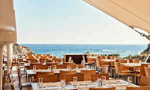 Restaurang med utsikt över havet. (AI-genererad text)