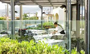 Utomhusdel av restaurang med dukade bord. (AI-genererad text)