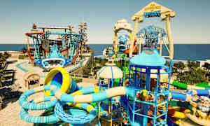 En vattenpark med färgglada vattenrutschbanor och attraktioner. (AI-genererad text)