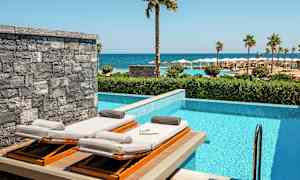 Solstolar vid en privat pool med havsutsikt. (AI-genererad text)