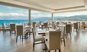 Restaurang med utsikt över havet och bergen. (AI-genererad text)