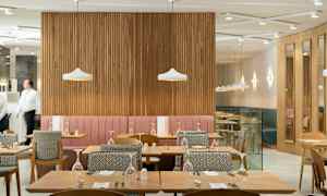 Restaurang med bord och stolar samt dekorativa lampor. (AI-genererad text)