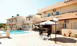 Utomhusområde vid hotell med en pool, parasoll och sittmöbler. (AI-genererad text)