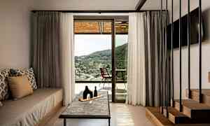 Rum med inredning och utsikt över landskapet genom en glasdörr. (AI-genererad text)