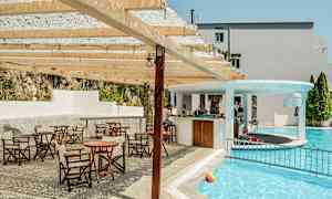 Utomhuspoolområde med en bar och flera bord och stolar under en träpergola. (AI-genererad text)