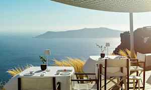 Möblerade bord med vit duk på en terrass med fantastisk utsikt över havet och en ö i fjärran. (AI-genererad text)