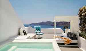 En terrass med en liten pool, solsängar och utsikt över havet och kullar i bakgrunden. (AI-genererad text)