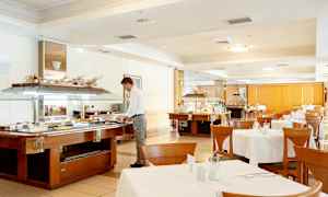 Bufféområde i en ljus och rymlig restaurang. (AI-genererad text)