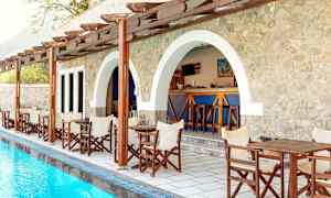 Utomhusterass med sittplatser och pool. (AI-genererad text)