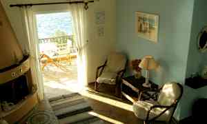 Ett rum med möbler och en utsikt över havet. (AI-genererad text)