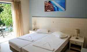 Dubbelrum med två enkelsängar, sängbord och balkong. (AI-genererad text)