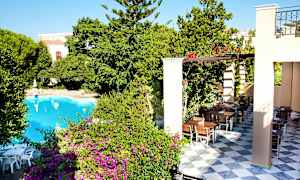 Utemöbler vid en terrass bredvid en swimmingpool, omgiven av grönska och blommor. (AI-genererad text)