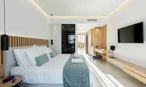 Modernt hotellrum med dubbelsäng, bortre fönster och inredning i ljusa toner. (AI-genererad text)