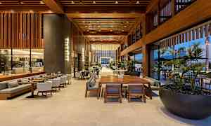 Modern restaurang med stora glasfönster och trämöbler. (AI-genererad text)