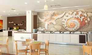 Bufféområde med stolar och bord, och dekoration av stora snäckskal på väggen. (AI-genererad text)