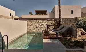 Moderna byggnader, pool och solstolar utomhus. (AI-genererad text)