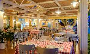 Restaurang med rutiga dukar och uppdukade bord. (AI-genererad text)