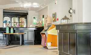 Hotellreception med jukebox och dekorationer. (AI-genererad text)