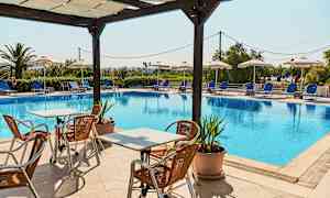 En utomhuspool omgiven av solstolar och parasoller med sittmöbler i förgrunden. (AI-genererad text)