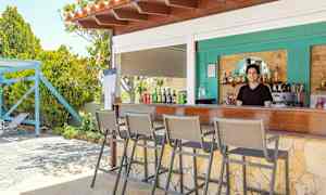 En utomhusbar med sittplatser och drycker på disken. (AI-genererad text)