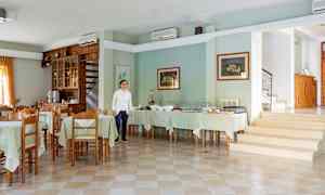 Ett rymligt rum med flera matbord och uppdukad buffé. (AI-genererad text)