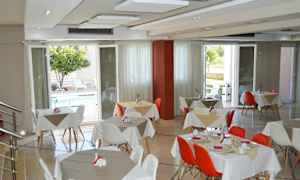 Restaurang med dukade bord och utsikt mot en utomhuspool. (AI-genererad text)