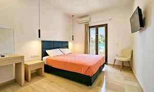 Ett hotellrum med en dubbelsäng och en modern design. (AI-genererad text)