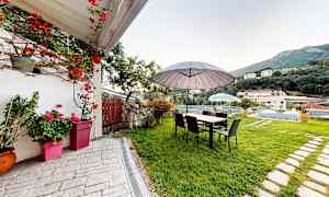 Trädgård med bord och parasoll. (AI-genererad text)