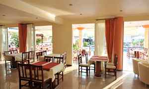 Interiör av en restaurang med dukade bord och stora fönster. (AI-genererad text)