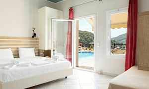 Hotellrum med säng, öppet glasparti och utsikt mot poolområde och omgivande grönska. (AI-genererad text)