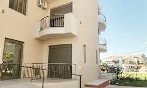 Byggnad med balkonger och en ramp. (AI-genererad text)