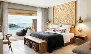 En hotellrum med utsikt över havet. (AI-genererad text)