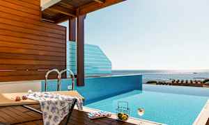 En infinitypool med utsikt över havet, en solstol och en dryck. (AI-genererad text)