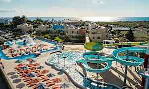 Utomhuspoolområde med vattenrutschbanor, solstolar och parasoller. (AI-genererad text)