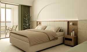 Ett hotellrum med en stor säng, nattduksbord och balkong. (AI-genererad text)