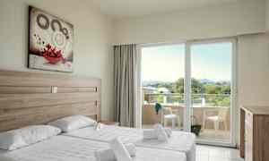 Dubbelrum med två enkelsängar, konstverk på väggen och utgång till balkong. (AI-genererad text)