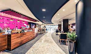 Modern caféinteriör med trädekorationer och färgglada detaljer. (AI-genererad text)