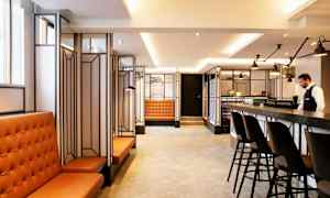 En hotellobby med moderna möbler och ett serviceområde. (AI-genererad text)