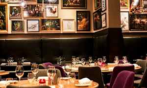 Interiör av en restaurang med dukade bord och konstverk på väggarna. (AI-genererad text)
