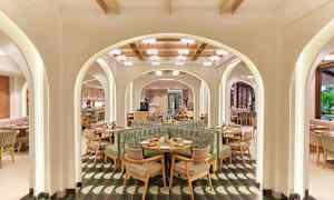 Restaurang med modern inredning och bågformade valv. (AI-genererad text)