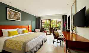 Dubbelrum med modern inredning och balkong. (AI-genererad text)