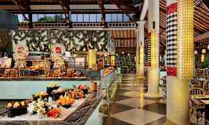 En bufférestaurang med maträtter och dekorationer presenterade på ett elegant sätt. (AI-genererad text)