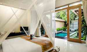 Ett sovrum med en säng täckt av ett myggnät. I bakgrunden syns en pool och en grönskande trädgård. (AI-genererad text)