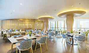 En modern restaurang med eleganta möbler och unik design. (AI-genererad text)