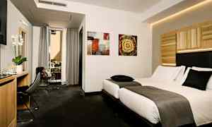 Ett hotellrum med en dubbelsäng, skrivbord, stol och öppet fönster mot en balkong. (AI-genererad text)