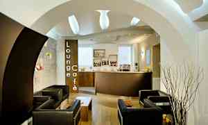 En cafélounge med sittplatser och en disk för servering. (AI-genererad text)